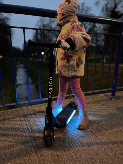 Dětská elektrická koloběžka Eljet Magico černá